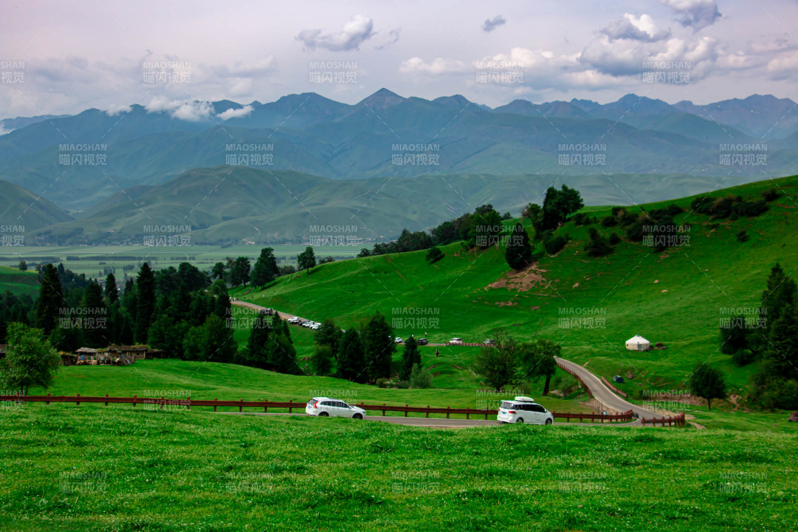 那拉提草原草原风光 山峦叠翠图片