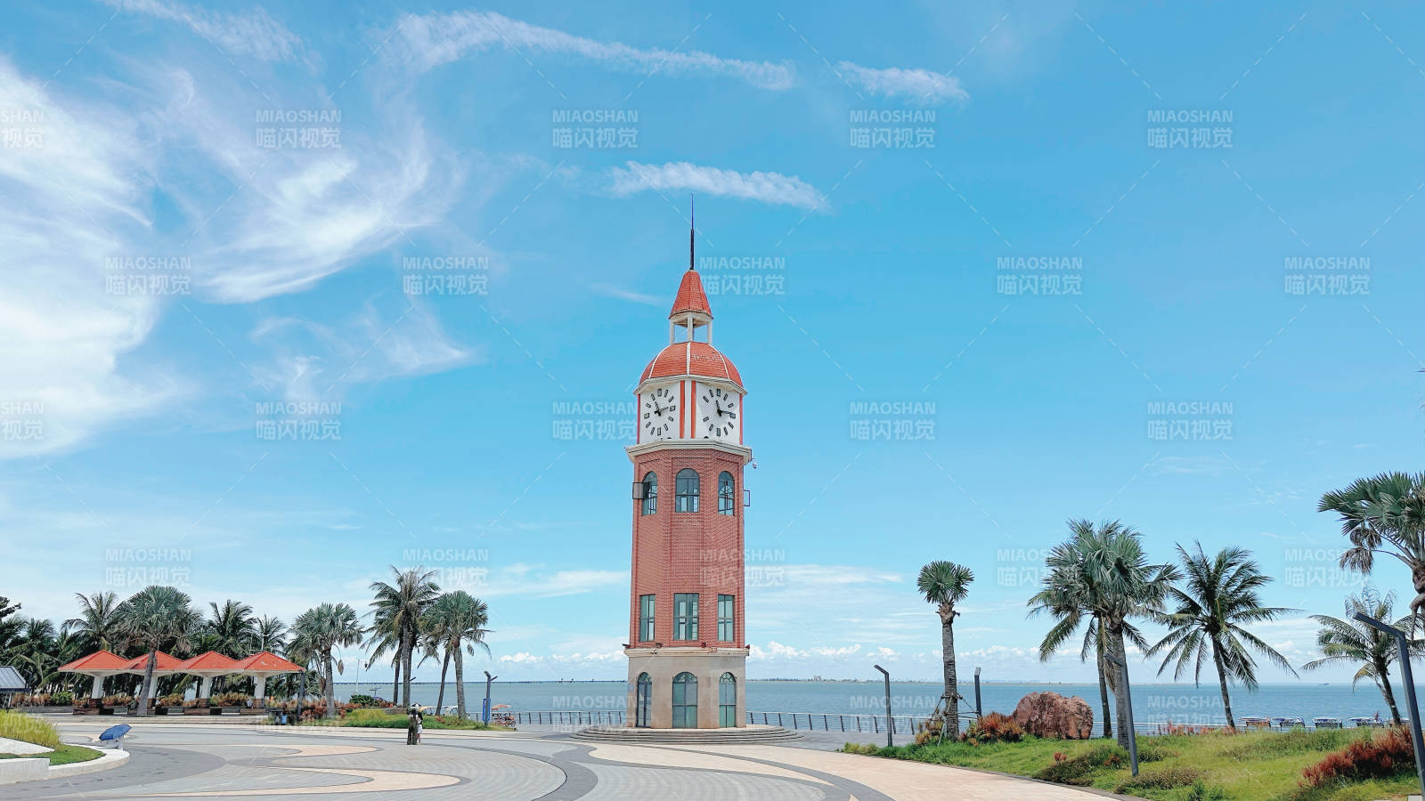海口海滨钟楼与椰林风光图片