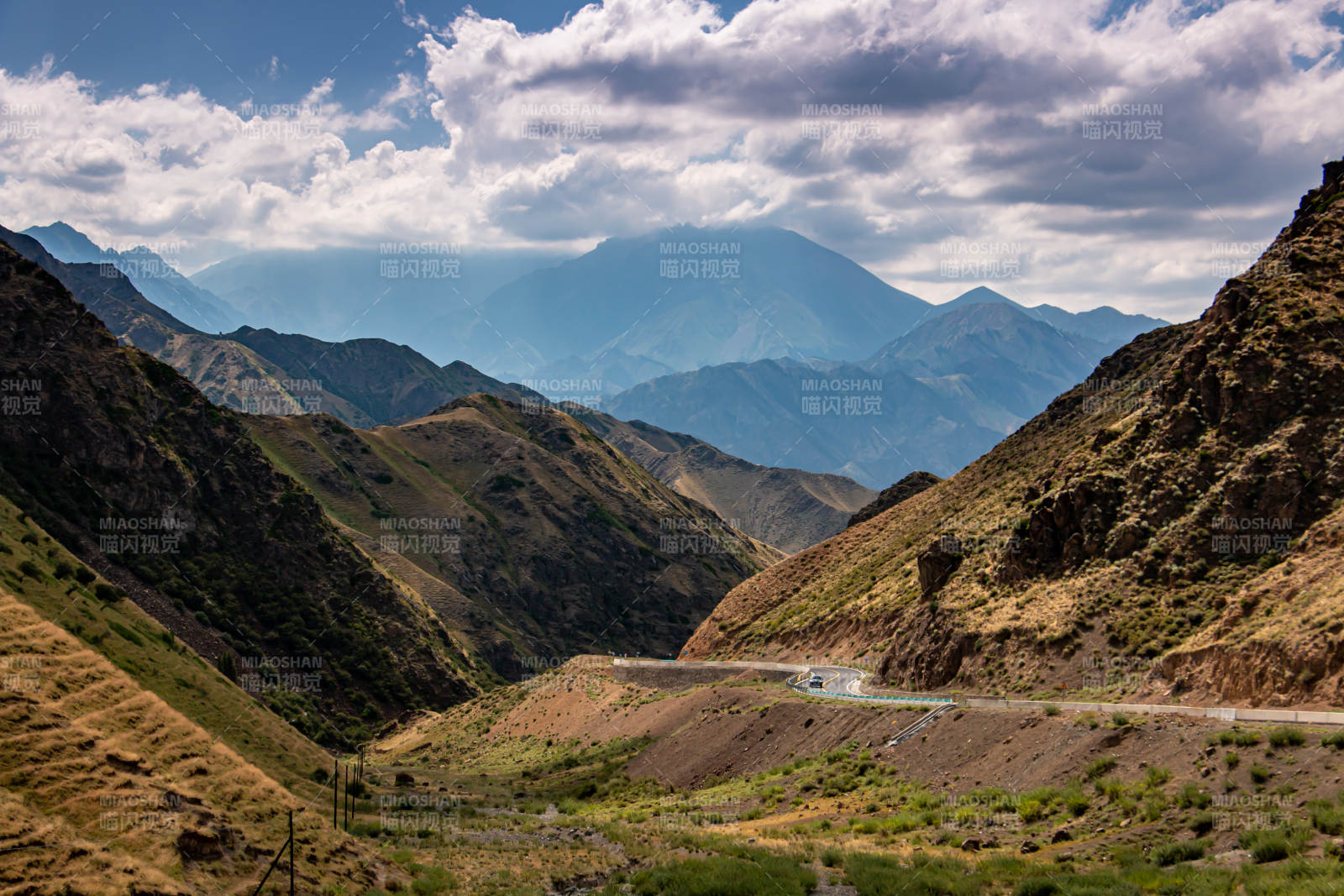 独库公路山谷公路 云影山峦图片