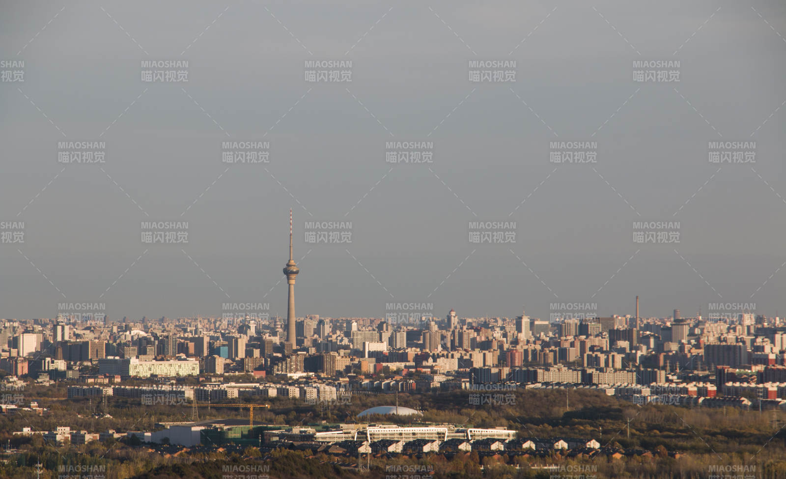 北京城市天际线与高塔远景图片