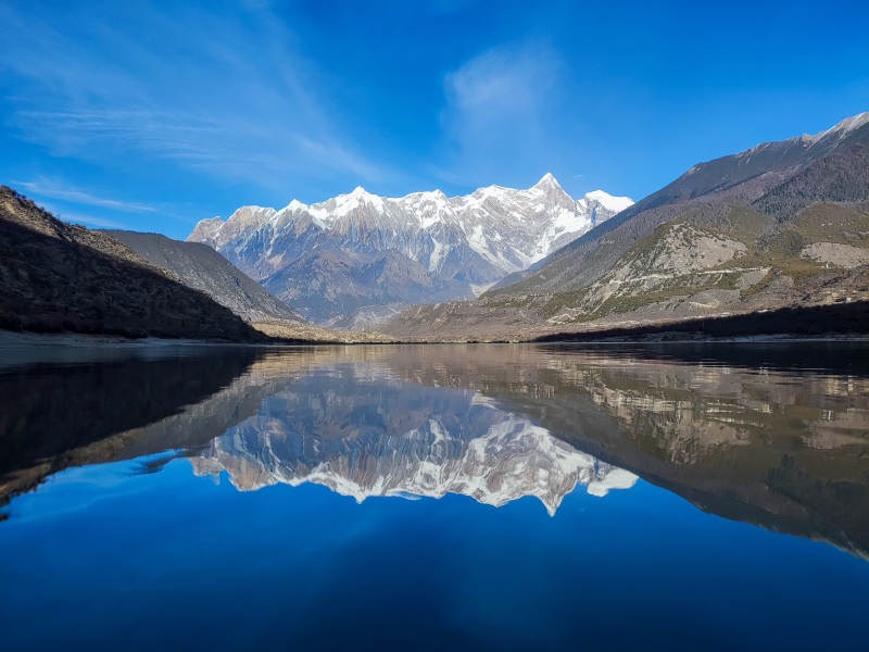 南迦巴瓦峰雪山倒影湖面静谧美景图片
