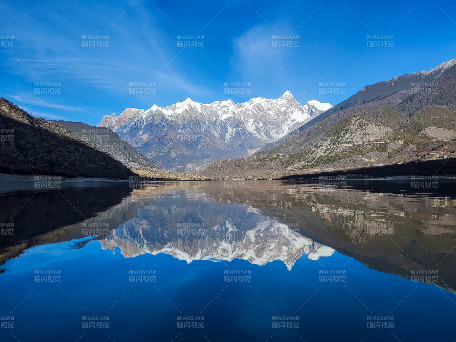 南迦巴瓦峰雪山倒影湖面静谧美景图片