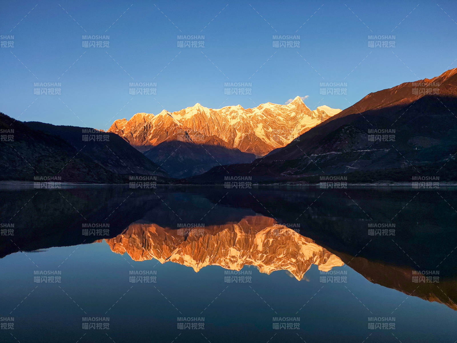 南迦巴瓦峰雪山湖影映朝霞图片