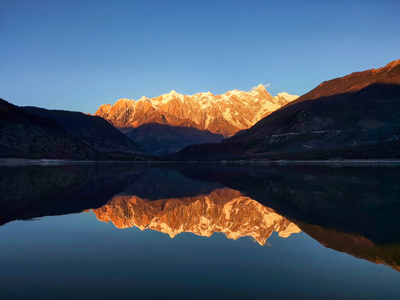 南迦巴瓦峰雪山湖影映朝霞图片