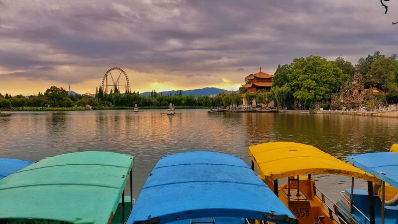 昆明大观公园的游船与摩天轮图片