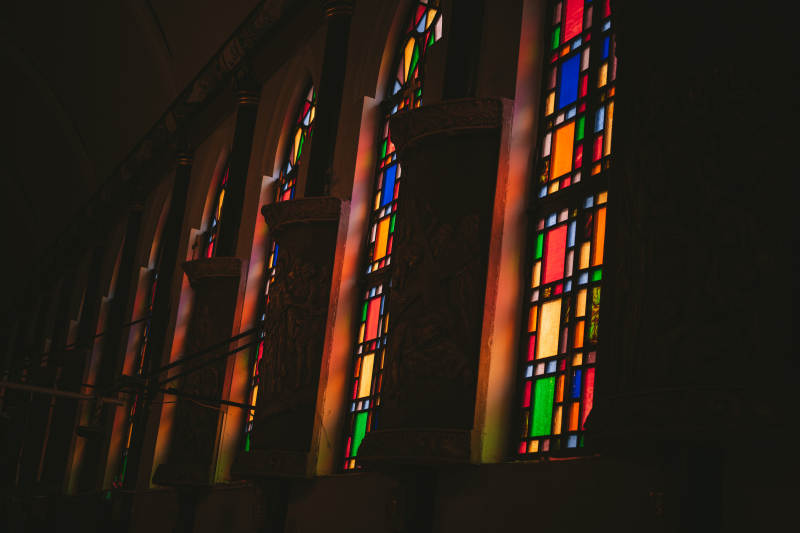教堂彩窗光影交错图片
