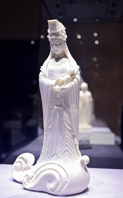 观音雕像 洁白典雅德化瓷图片