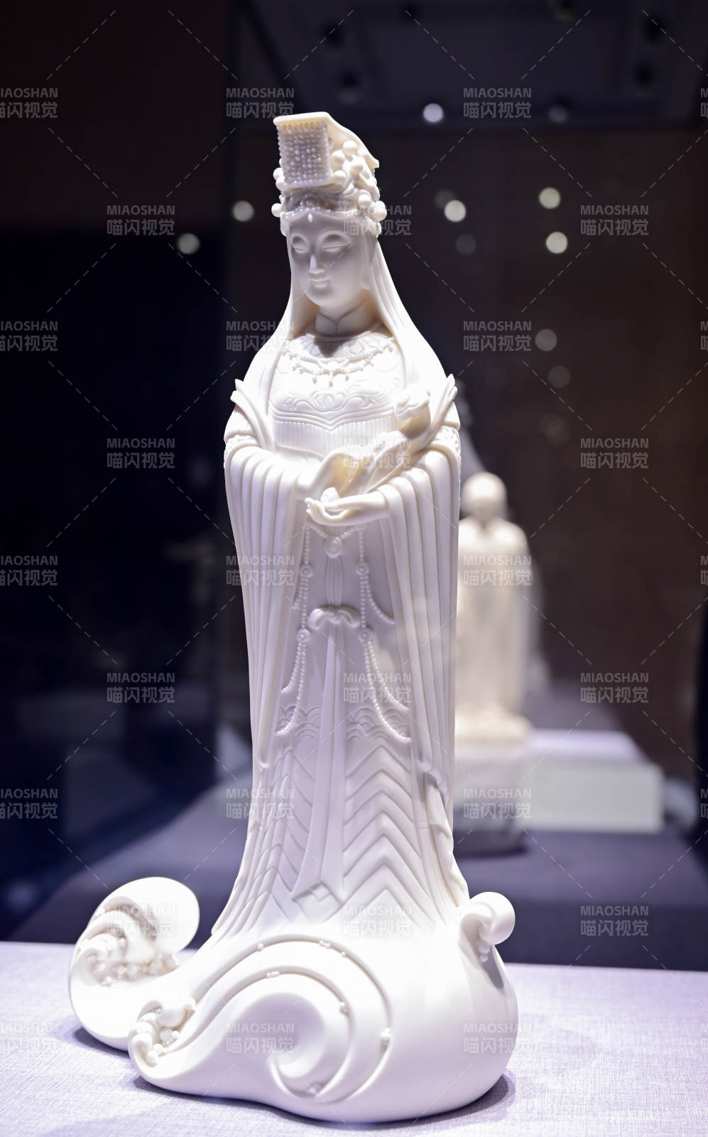 观音雕像 洁白典雅德化瓷图片