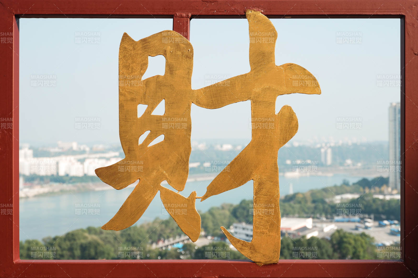 窗上财字江景映衬图片