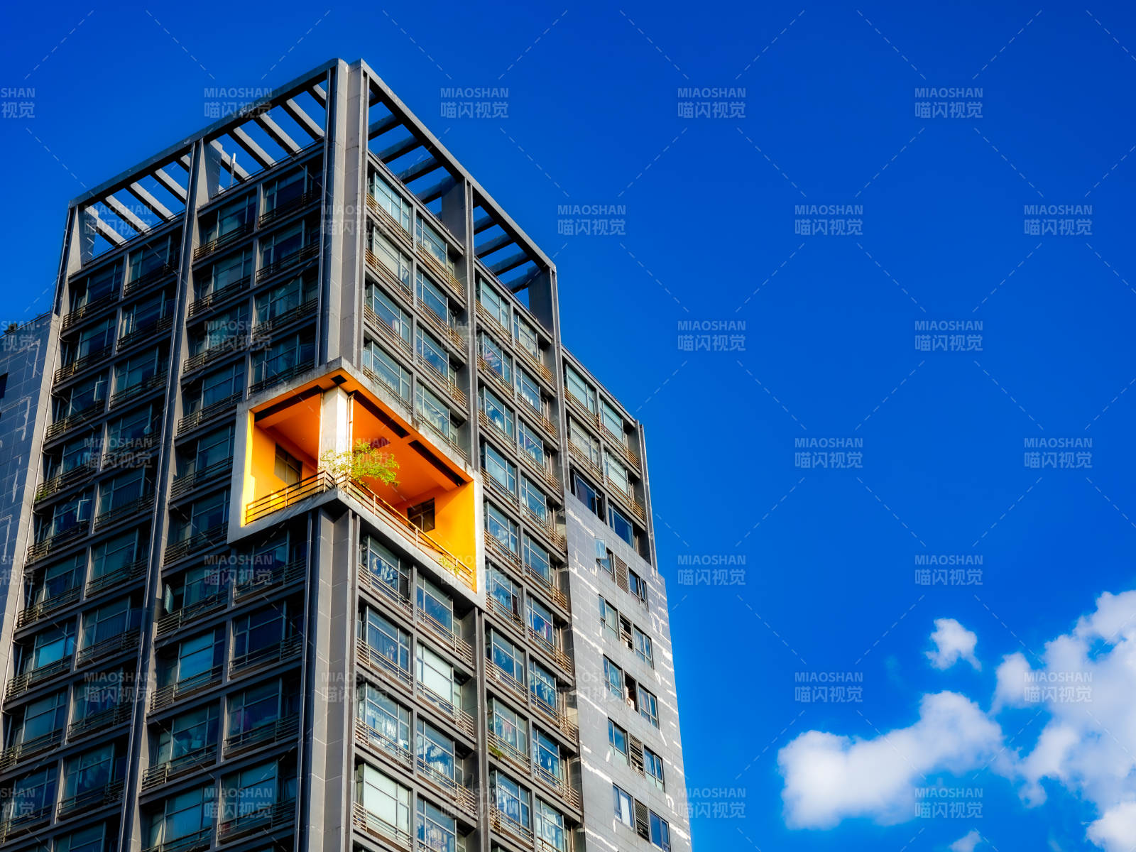 杭州孩儿巷中山北路十字现代建筑与蓝天白云图片