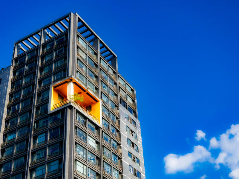 杭州孩儿巷中山北路十字现代建筑与蓝天白云图片