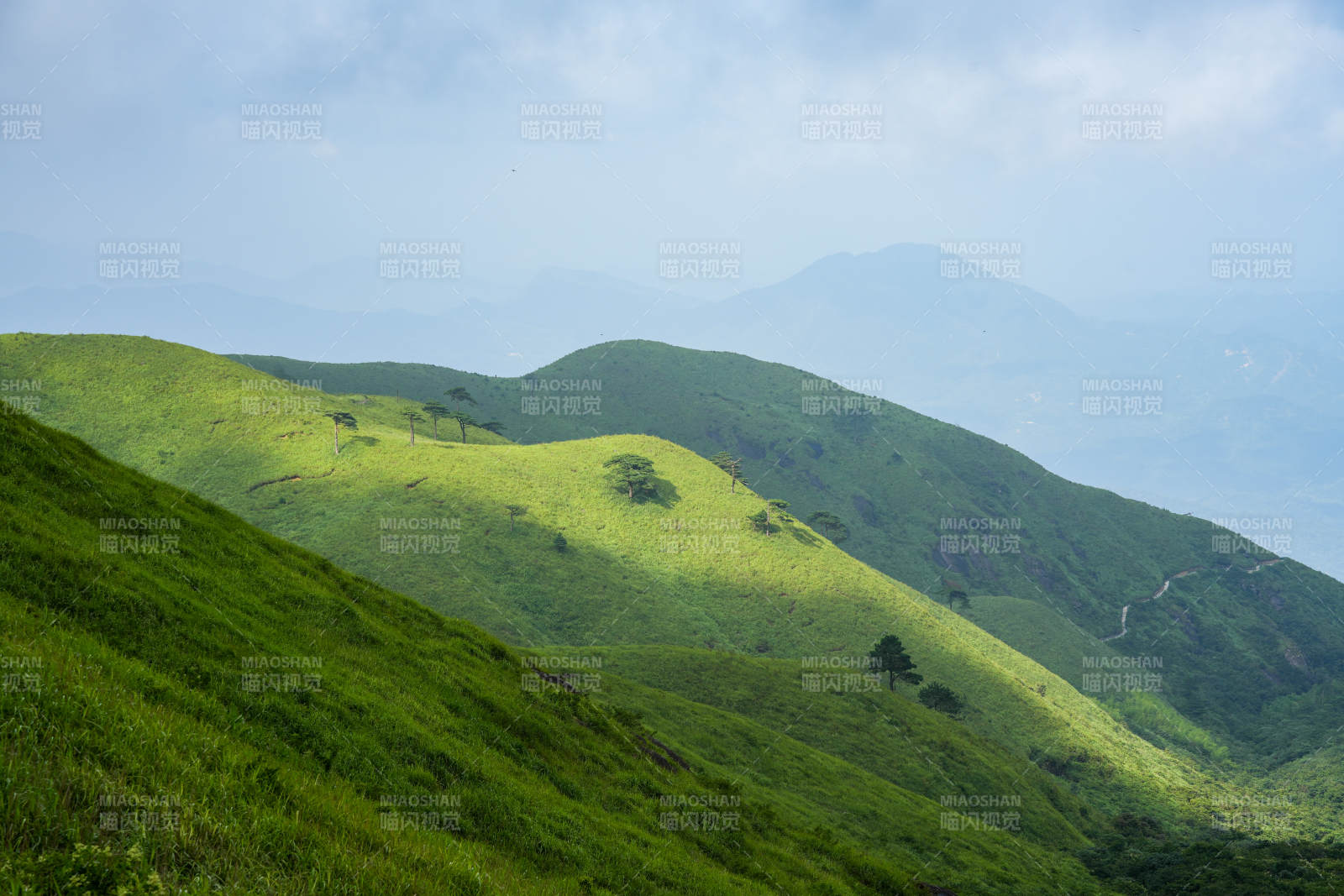 青山绿野 云雾缭绕图片