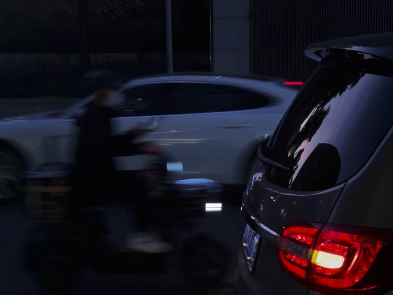 夜行电动车与汽车并行图片