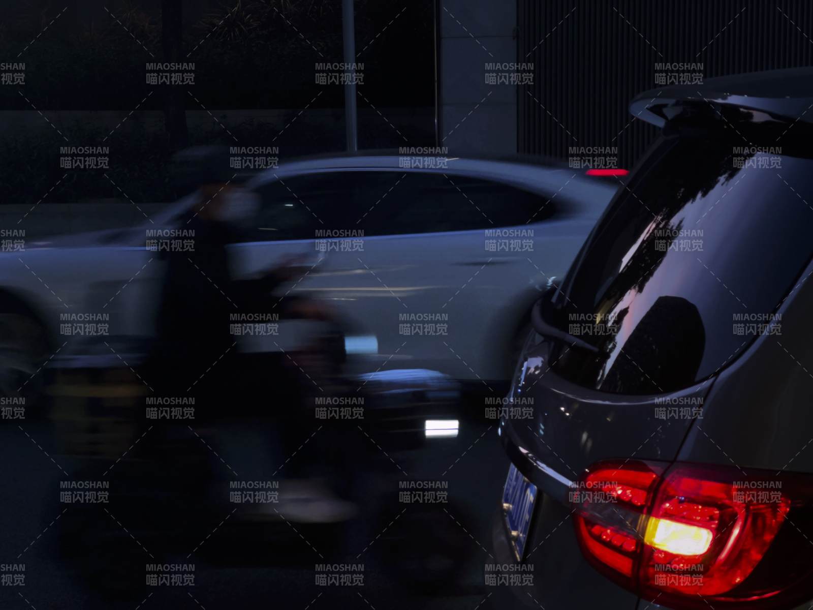 夜行电动车与汽车并行图片