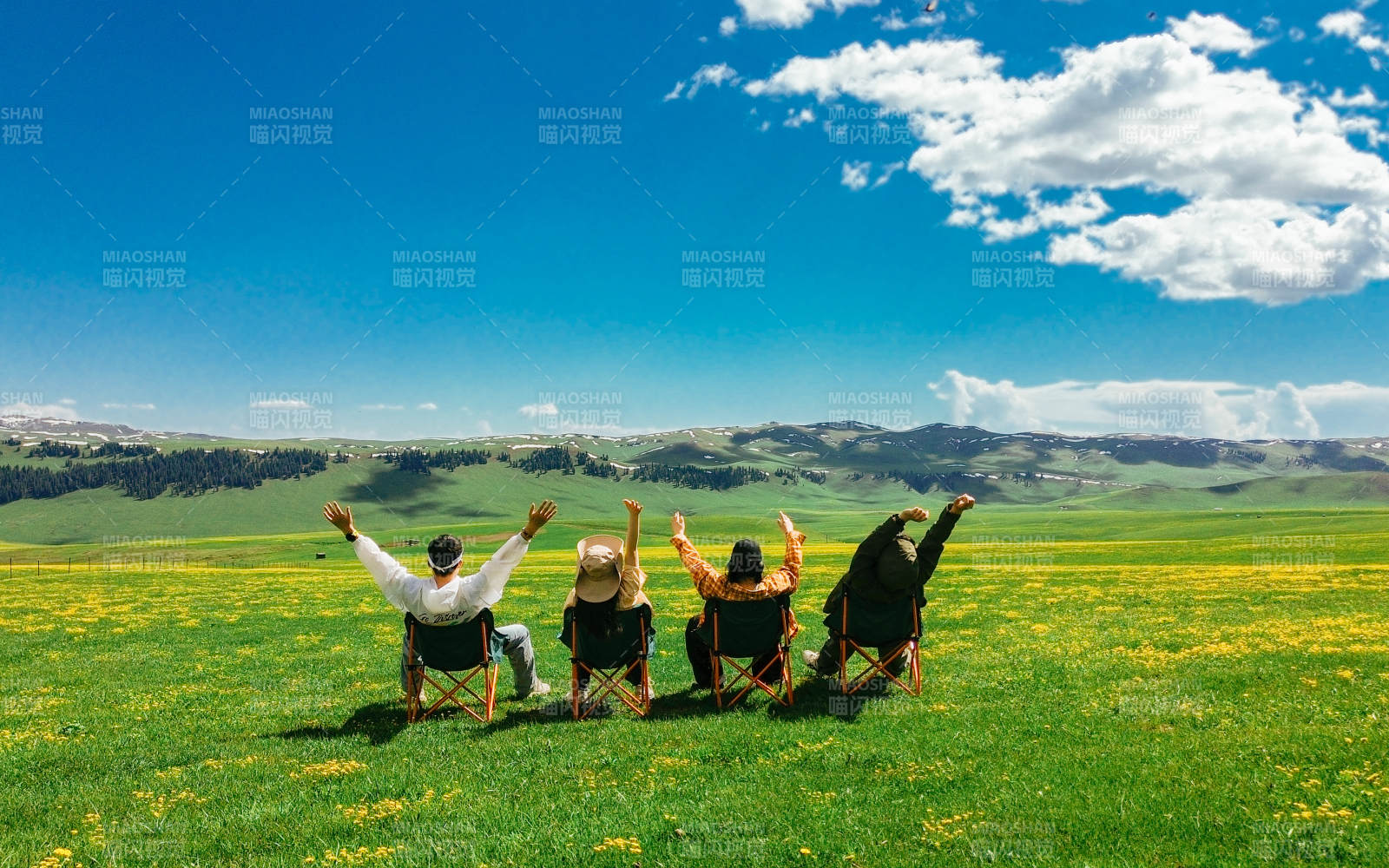 伊犁草原上的欢乐时光图片