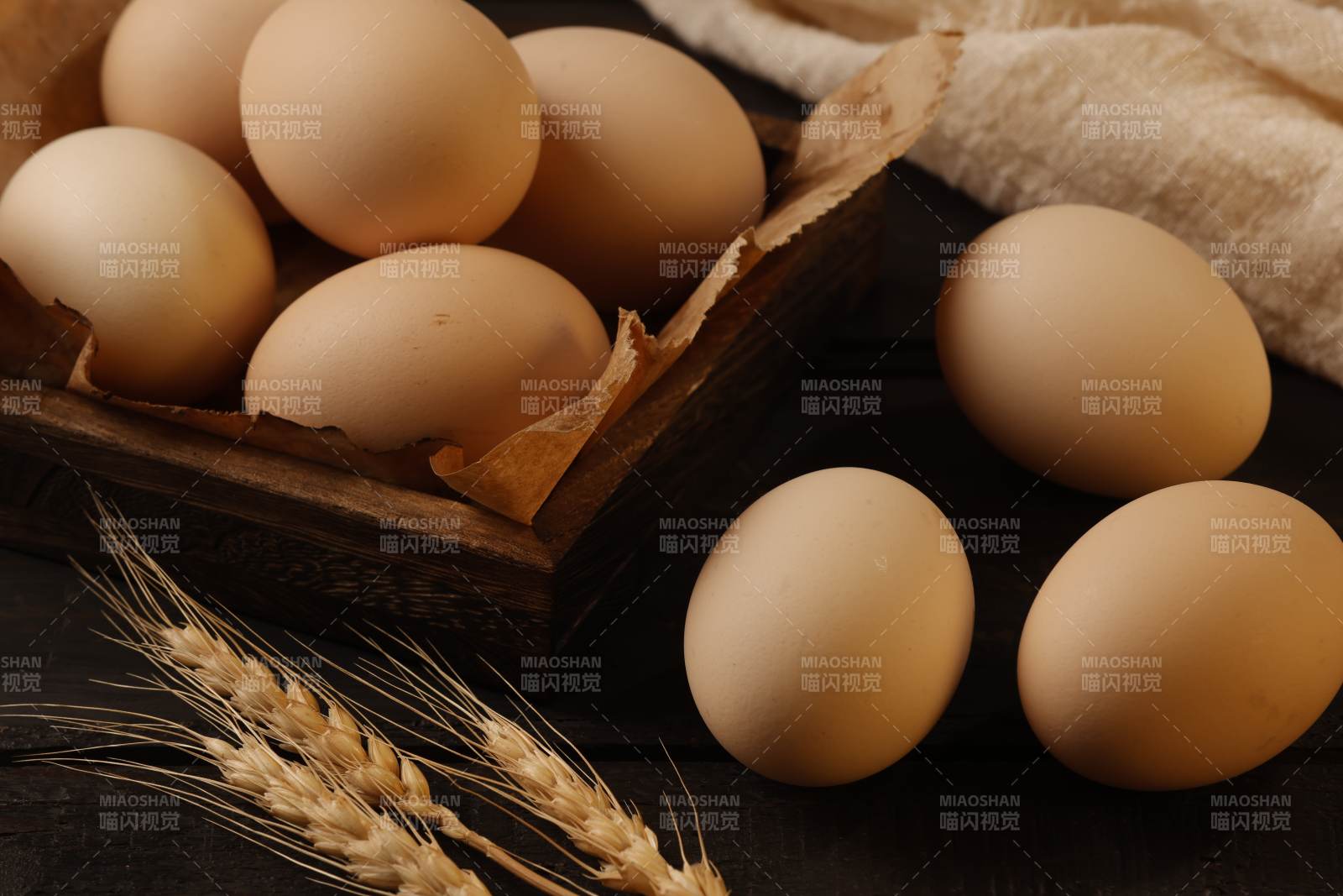 新鲜鸡蛋与麦穗特写图片