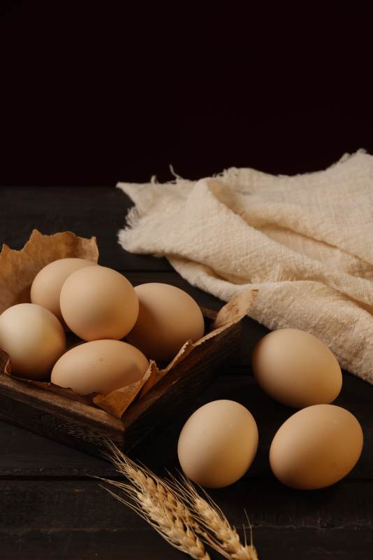 鸡蛋与麦穗的静谧时光图片