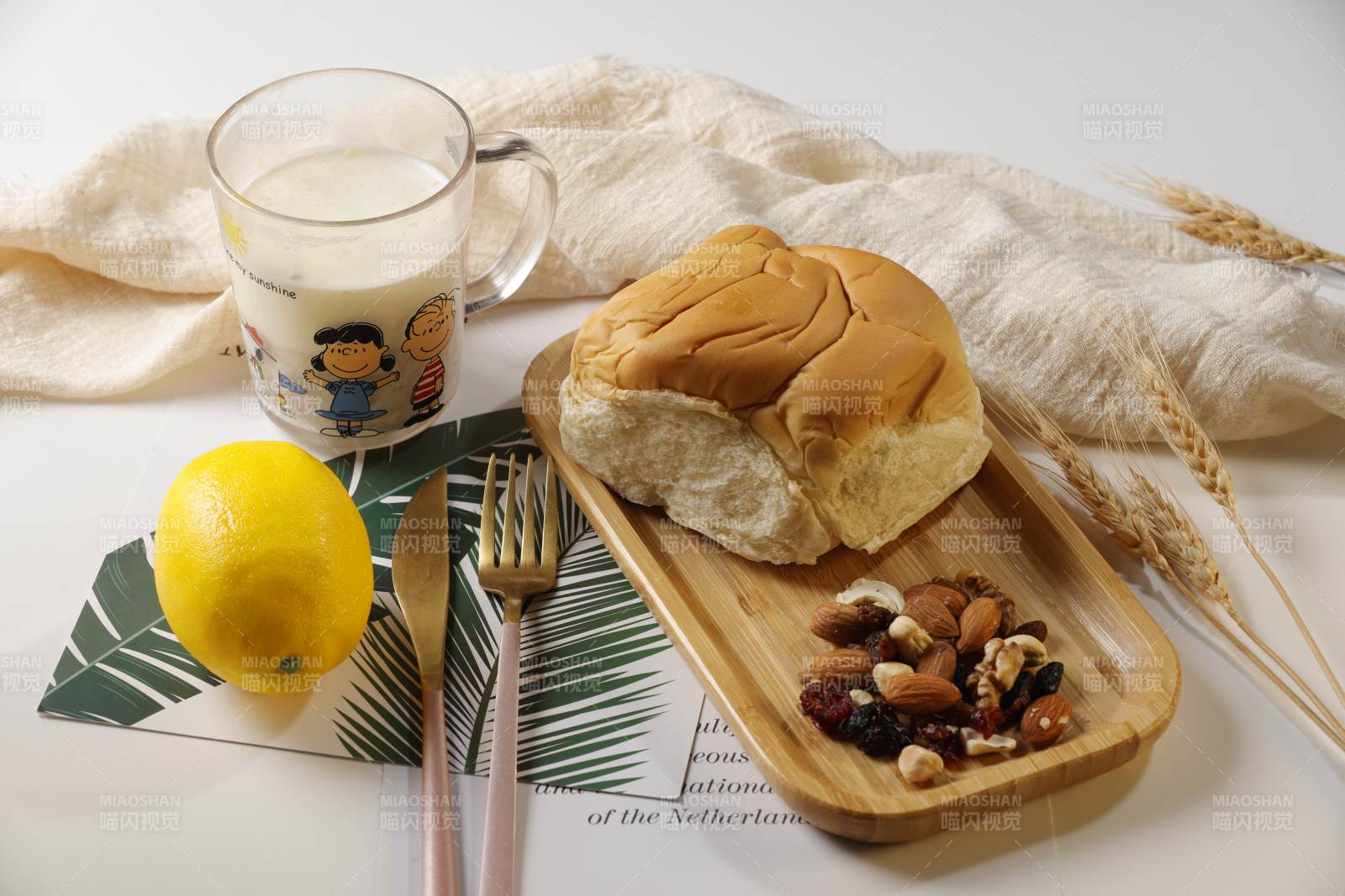 早餐时光 面包与牛奶图片