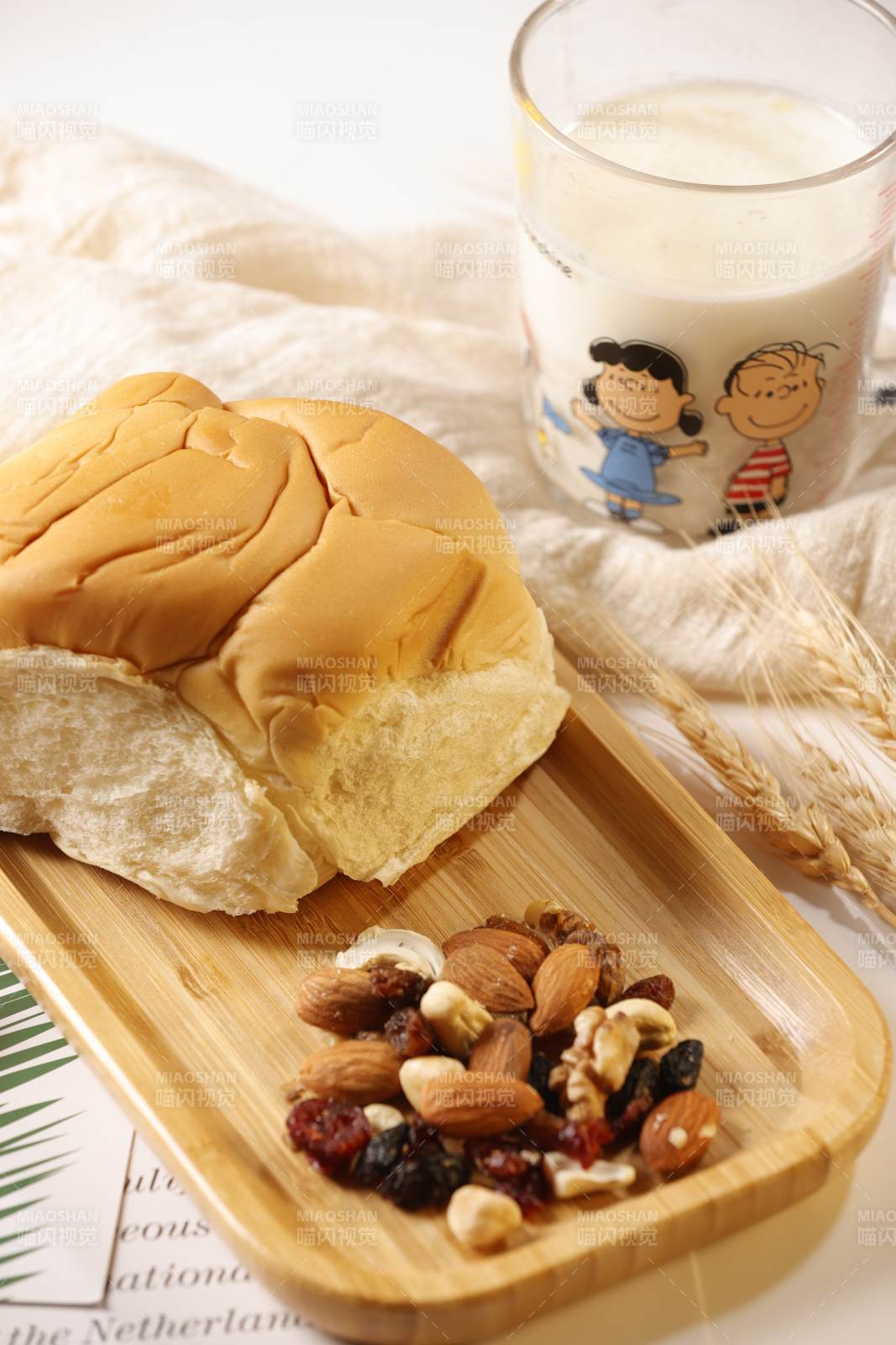 早餐面包配坚果牛奶图片