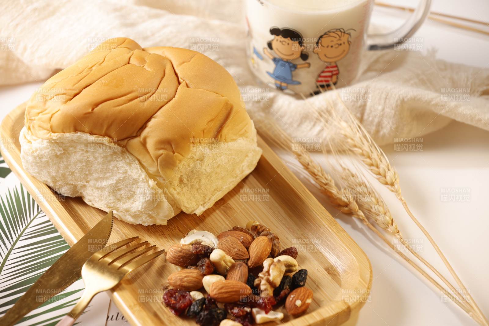 早餐面包与坚果搭配图片