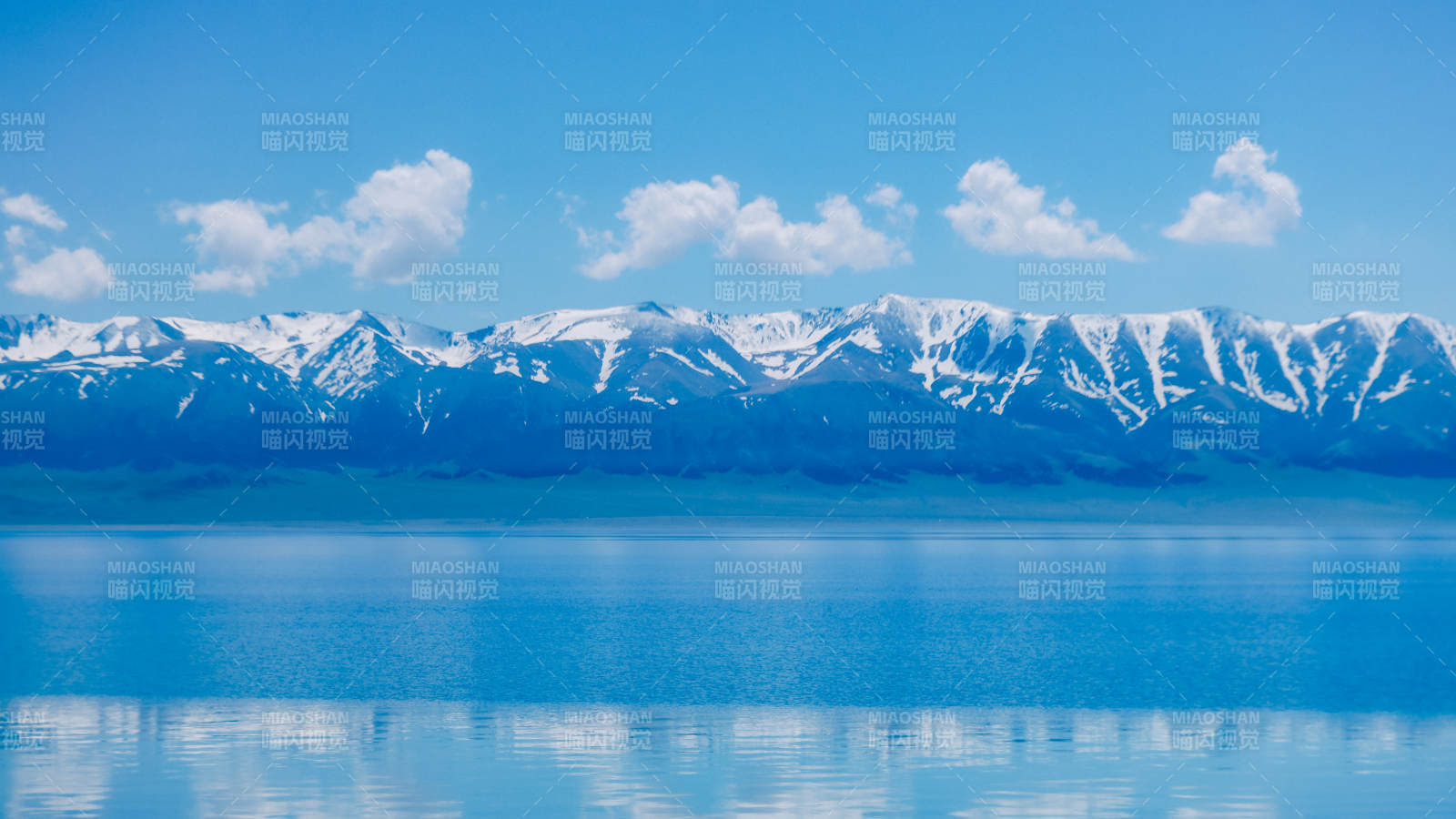 雪山映湖 蓝天白云--赛里木湖图片