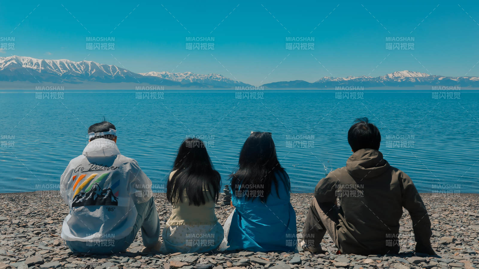 湖畔四人静赏雪山美景--赛里木湖 图片