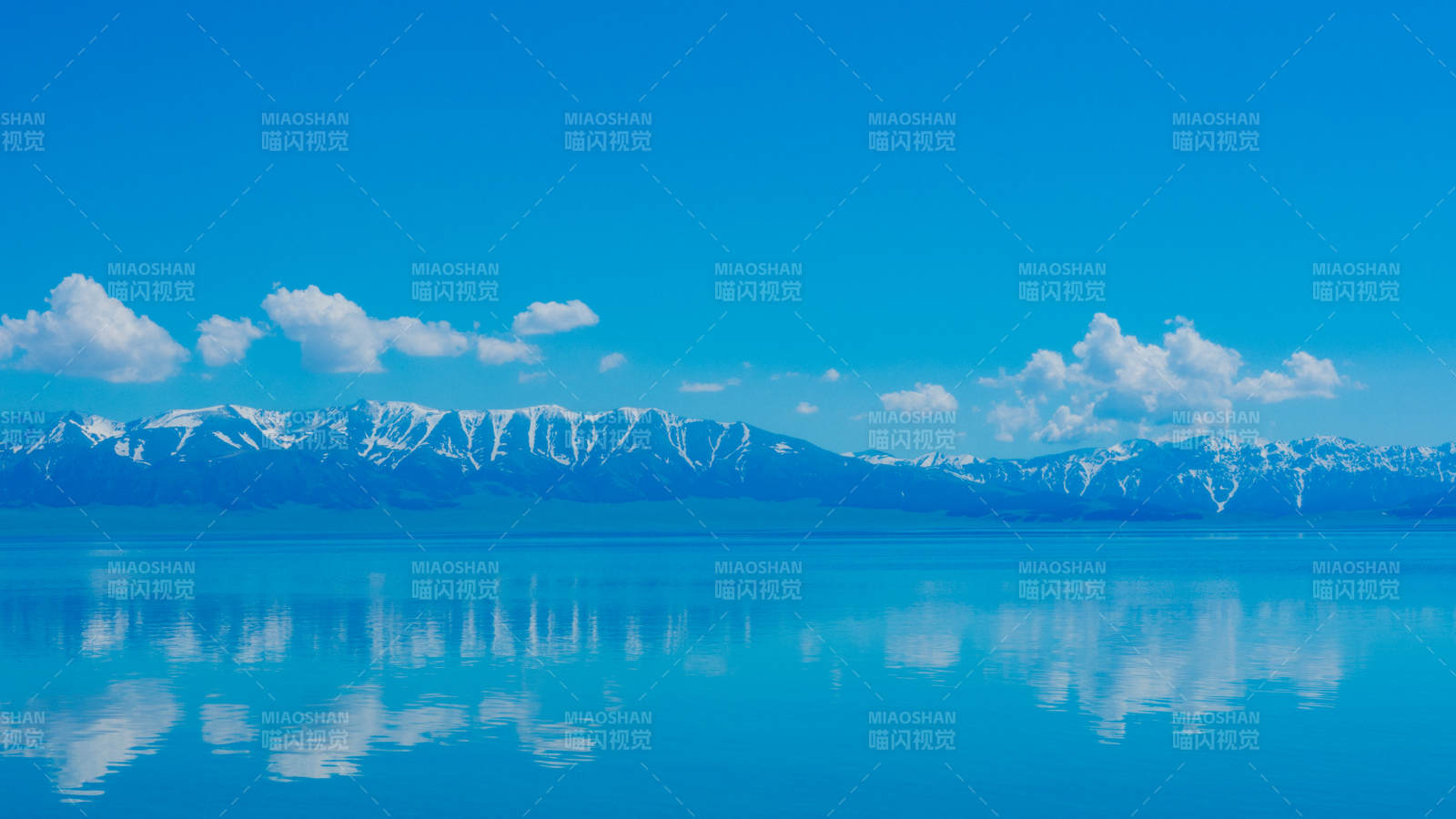 雪山映湖 蓝天白云--赛里木湖图片