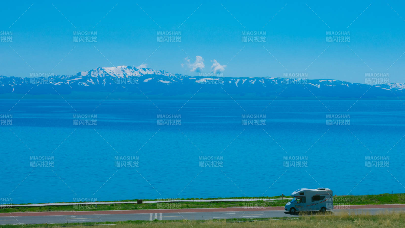 湖畔房车 雪山远眺--赛里木湖 图片