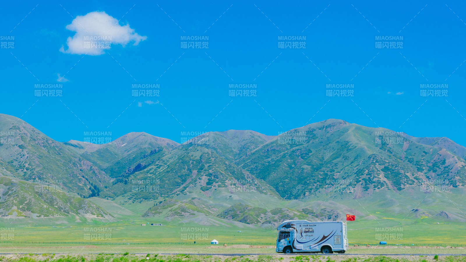 伊犁草原房车 山野静谧图片