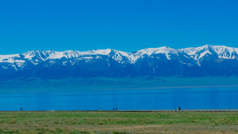雪山湖畔 宁静自然--赛里木湖图片