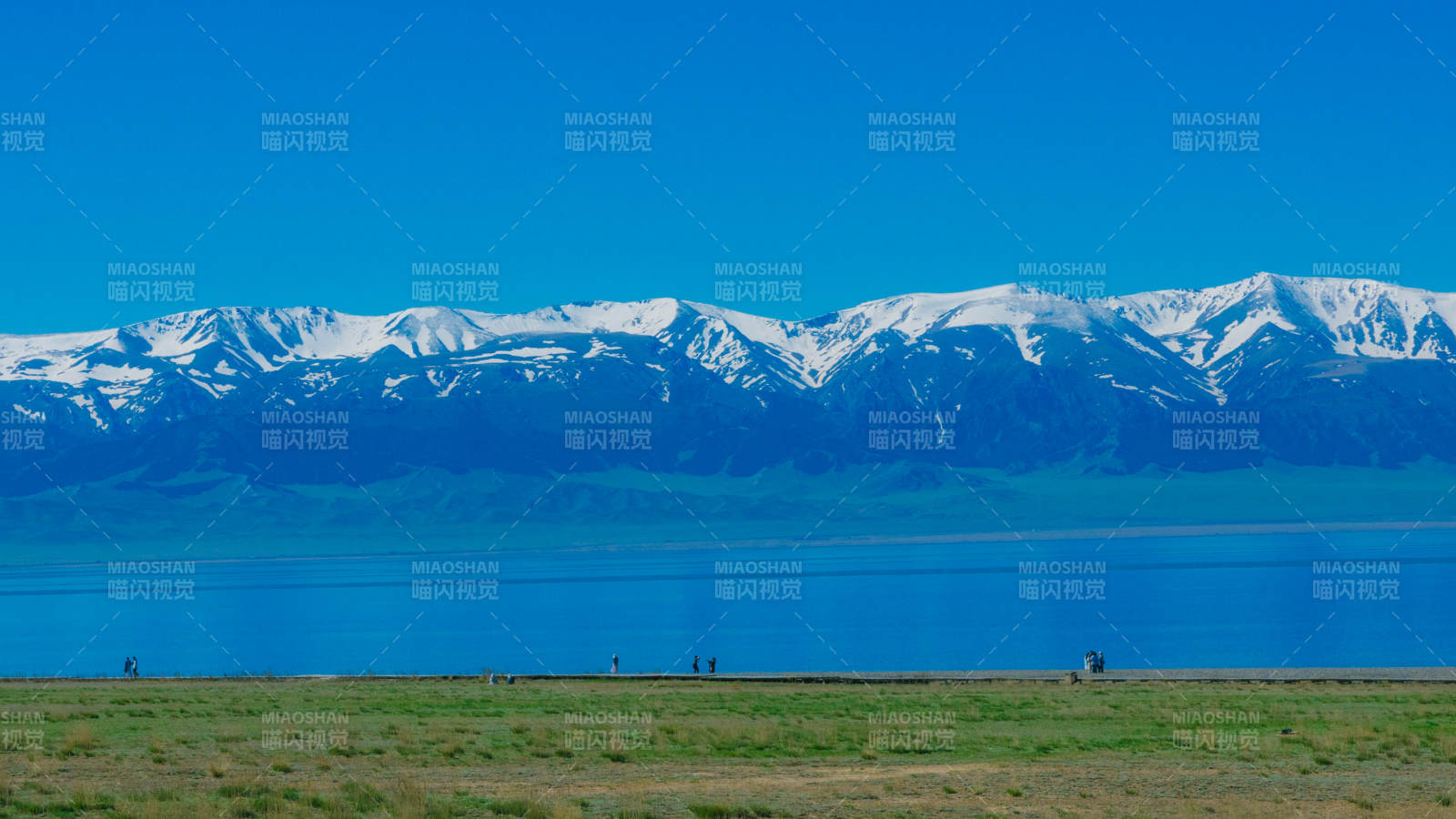 雪山湖畔 宁静自然--赛里木湖图片