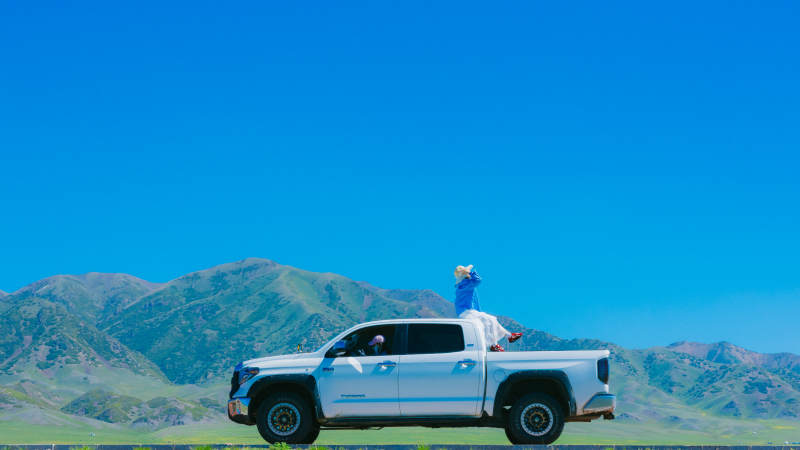 伊犁山间公路 车顶悠闲图片