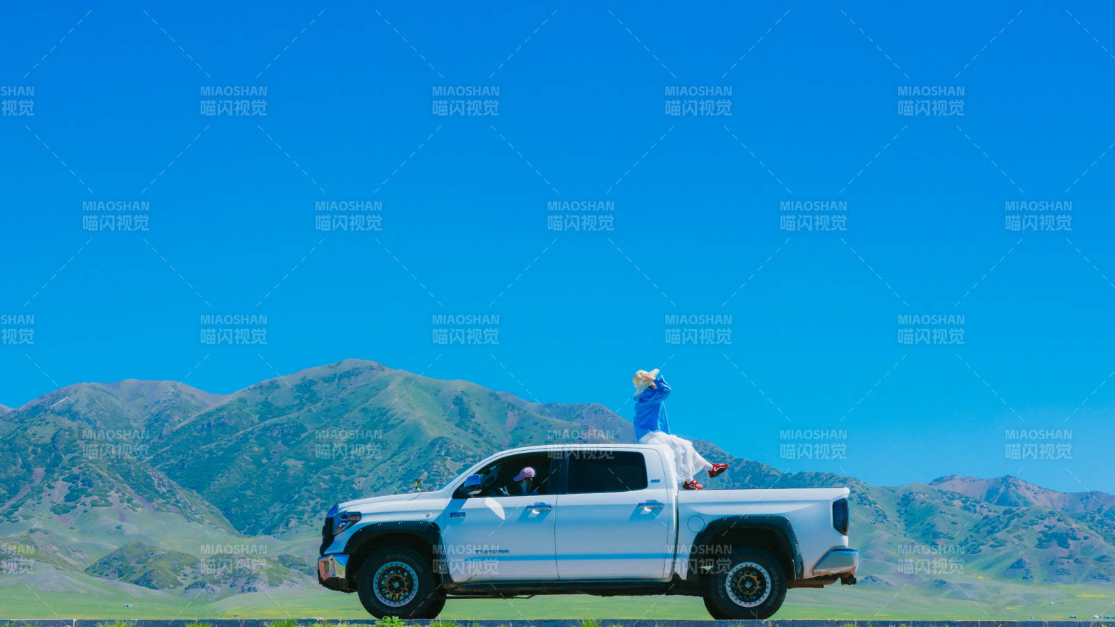 伊犁山间公路 车顶悠闲图片