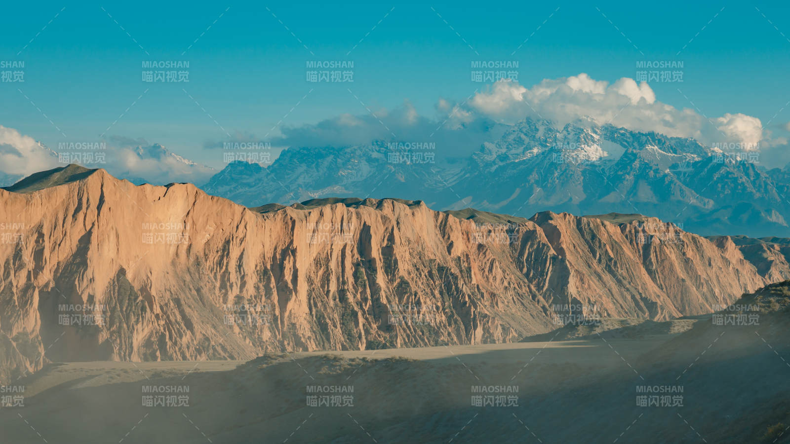 伊犁雪山映照沙漠奇景图片