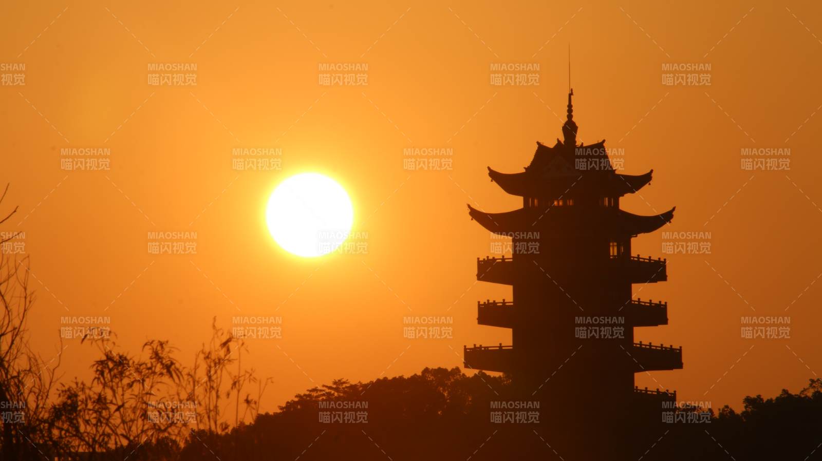 株洲夕阳下的古塔剪影图片