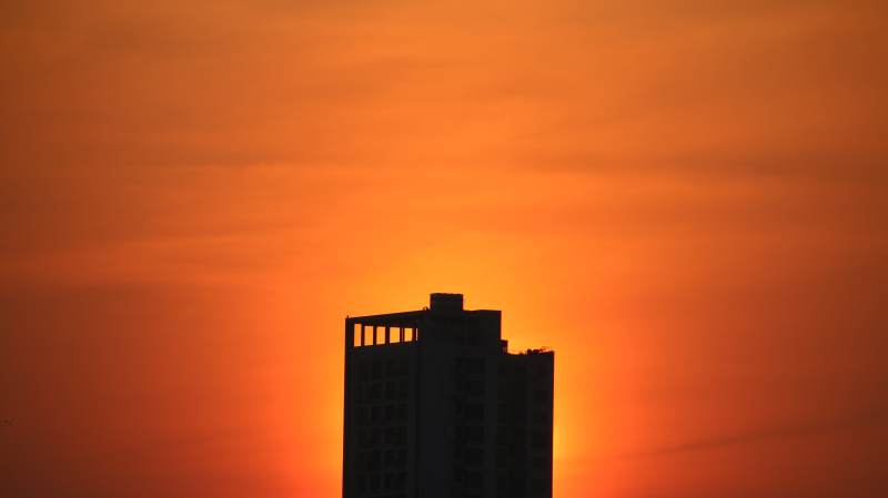 夕阳下的高楼剪影图片