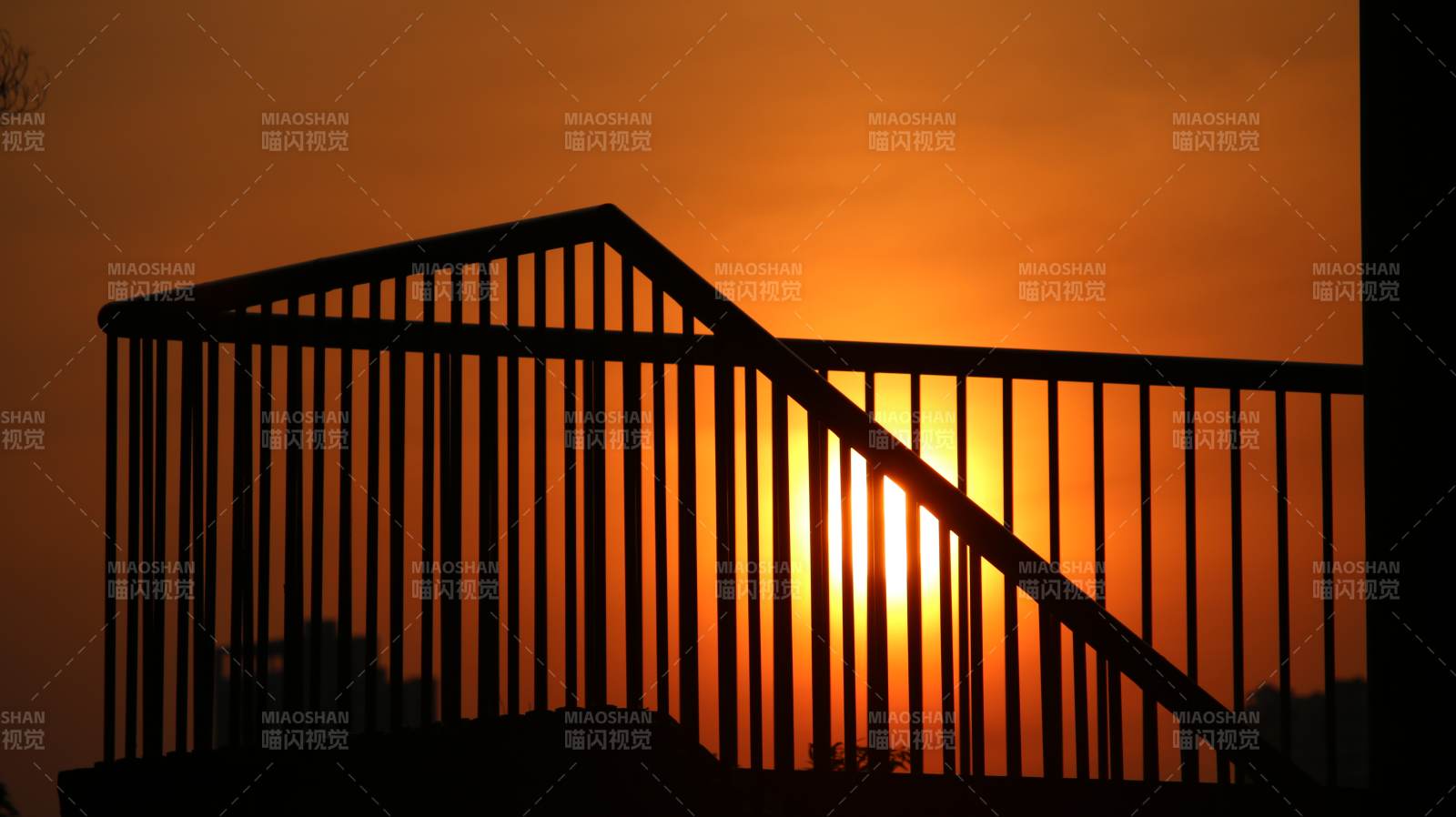 夕阳透过栏杆的剪影图片