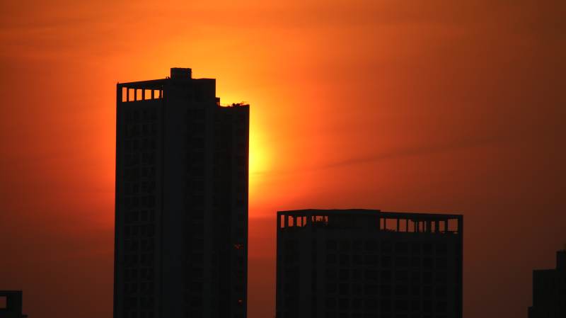 夕阳映照高楼剪影图片