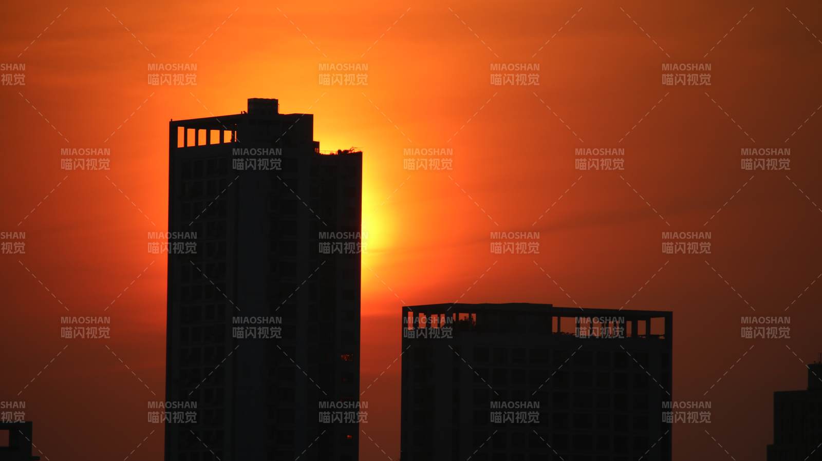 夕阳映照高楼剪影图片