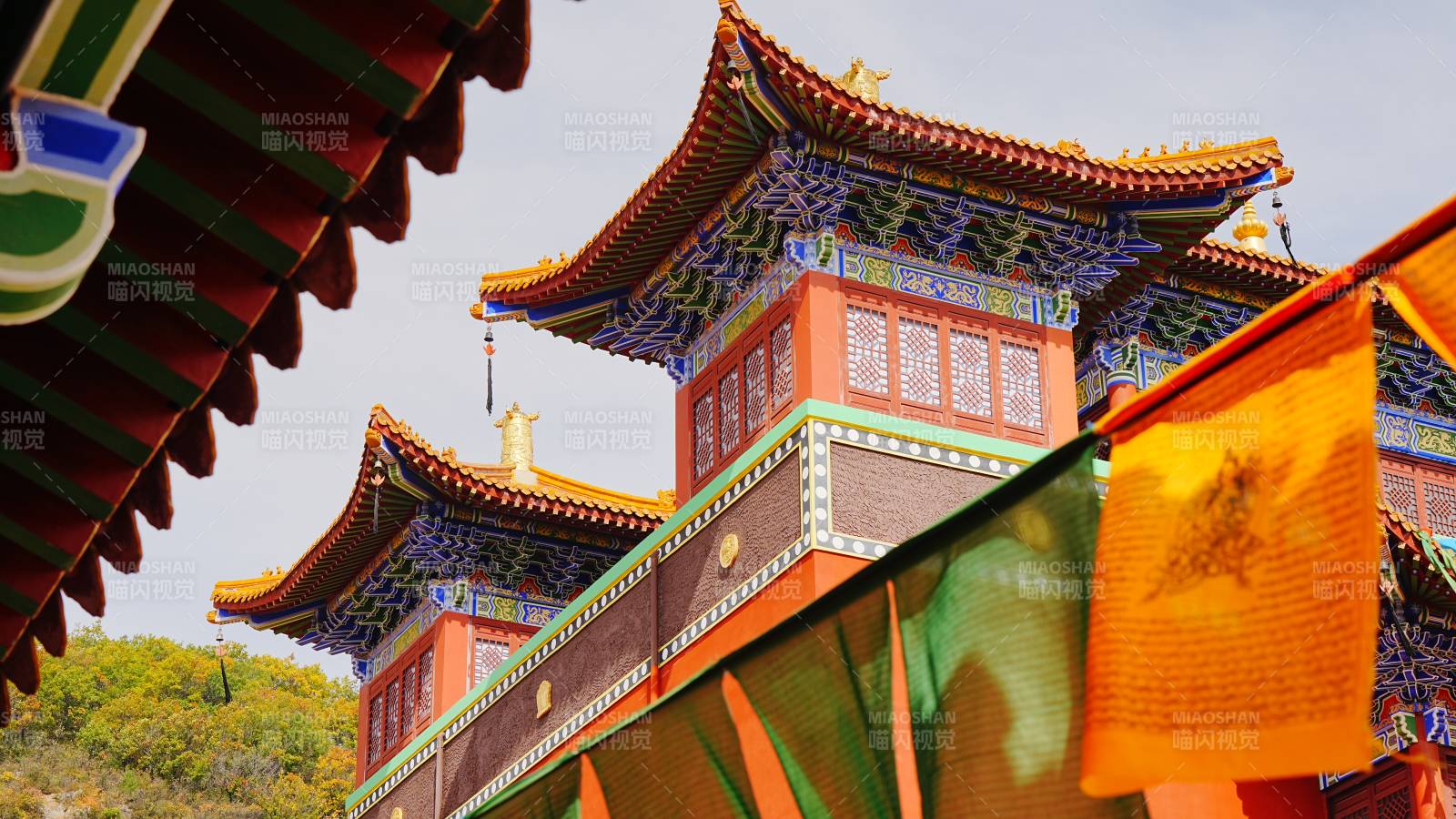 美林谷康宁寺寺庙建筑与经幡相映成趣图片