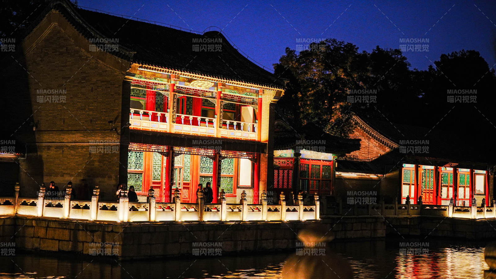 颐和园夜景中的古典建筑图片