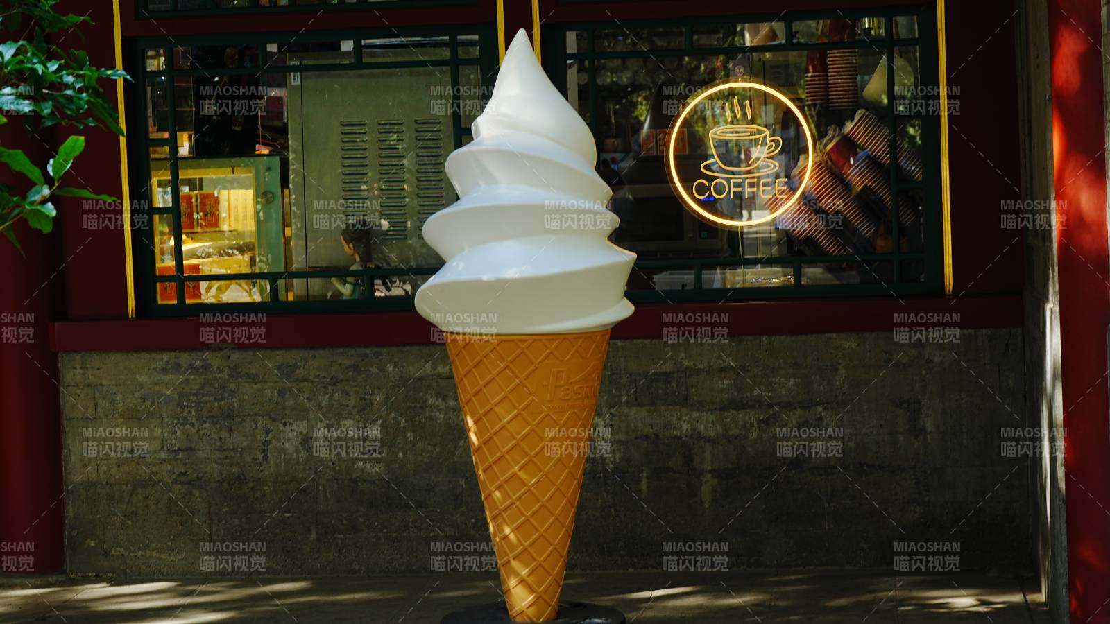 冰淇淋店前的白色甜筒图片