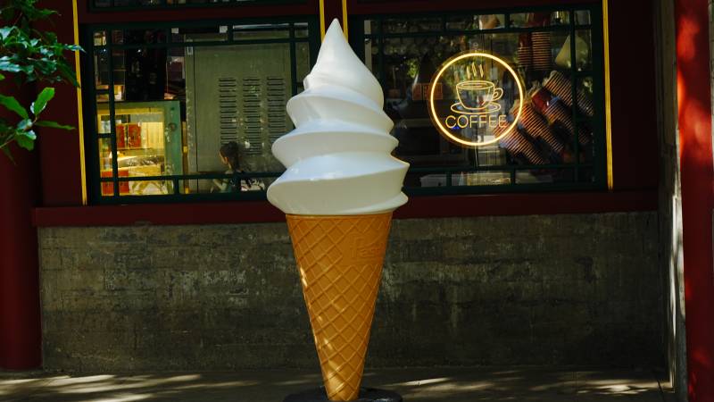 冰淇淋店前的白色甜筒图片