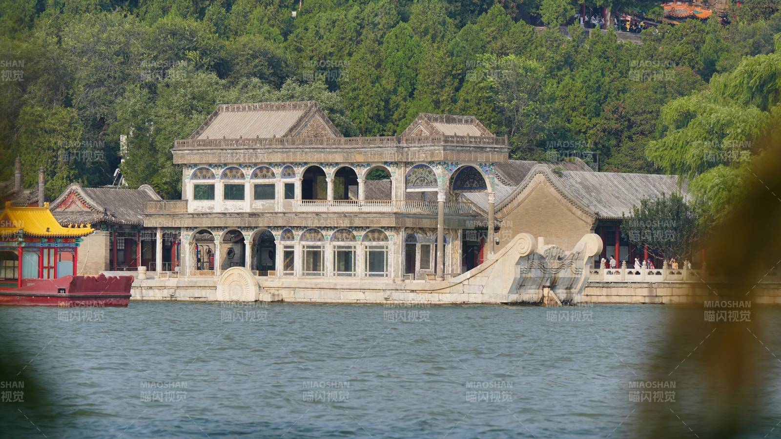 颐和园湖畔古建筑群图片