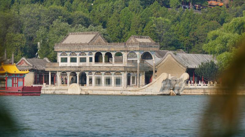 颐和园湖畔古建筑群图片