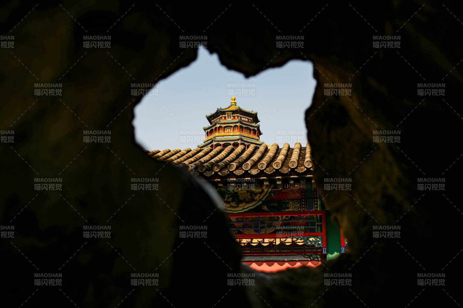 洞中窥见颐和园佛香阁古塔辉煌图片