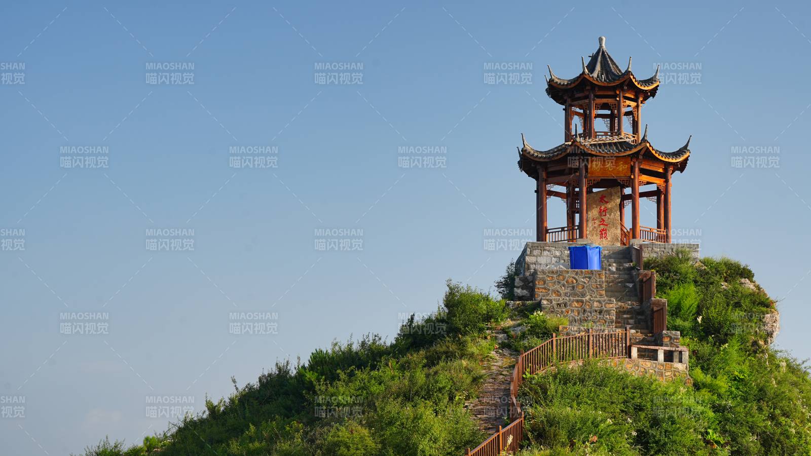 小天山山顶古塔 绿意盎然图片