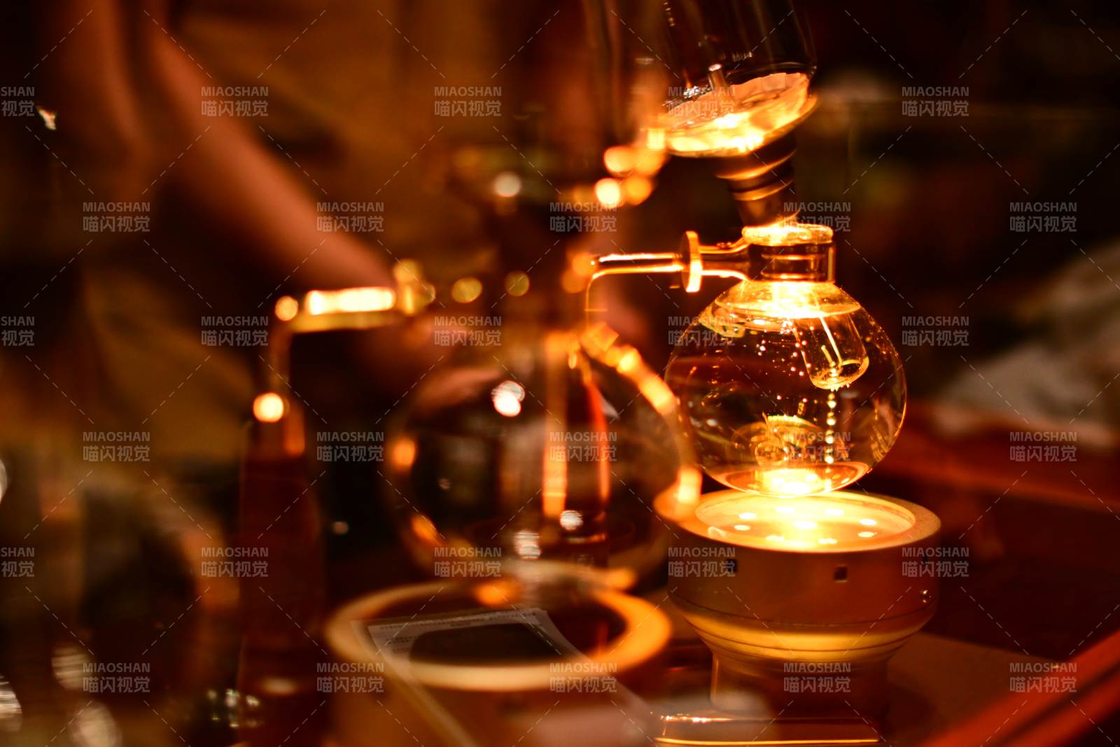 咖啡壶中的温暖时光图片