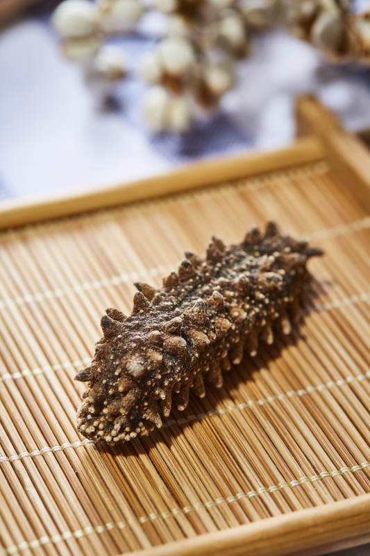 海参静置于竹席之上图片