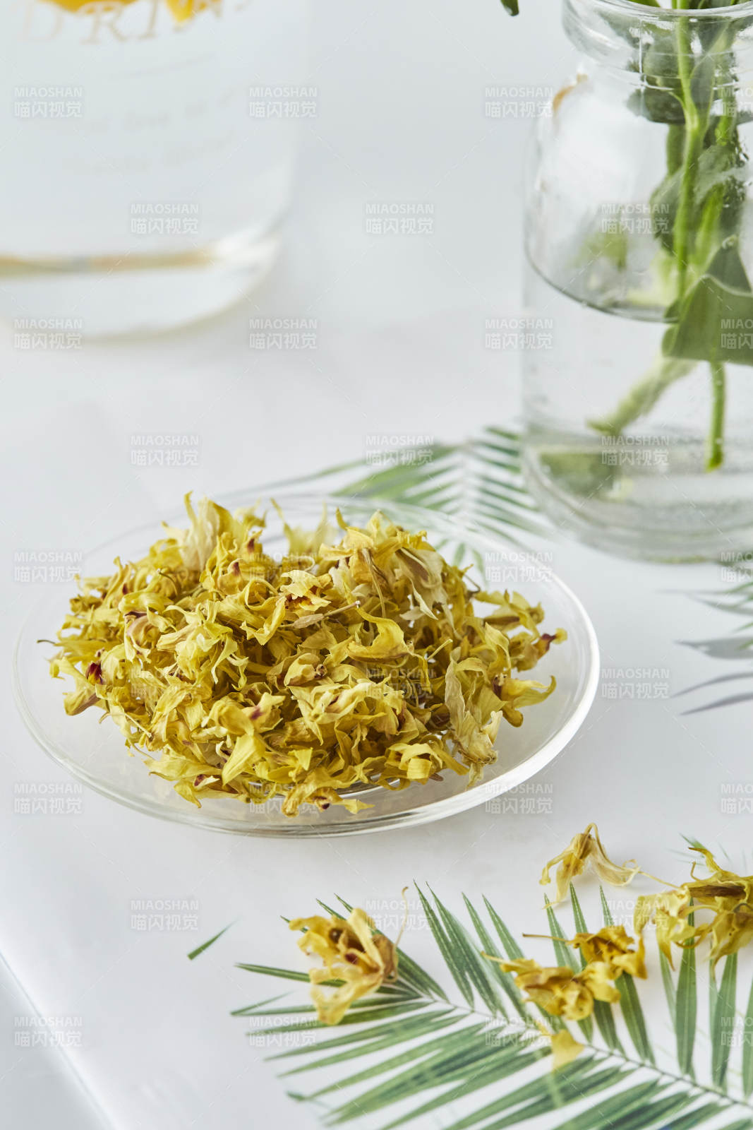 石斛花与绿叶装饰图片